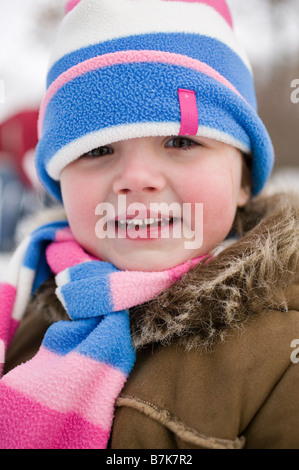 Junges Mädchen im Wintermütze und Schal, Regina, Saskatchewan, Kanada Stockfoto