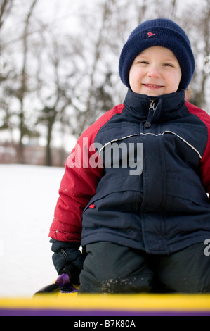 Kind auf Schnee Schieber, Regina, Saskatchewan, Kanada Stockfoto