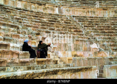 Frau im römischen Theater Amman Jordanien Stockfoto