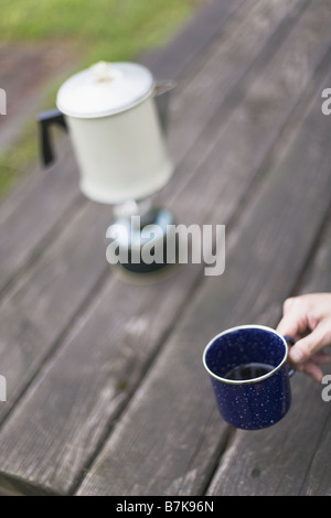 Schwarzer Kaffee in blau Edelstahl Commuter Mug Stockfoto