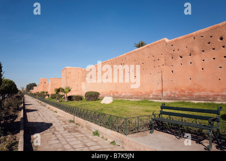 Marrakesch Marokko Nordafrika Gehweg außerhalb der Medina Mauern um die Altstadt Stockfoto