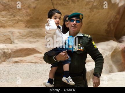 Jordanische Familienbesuchen Petra Stockfoto