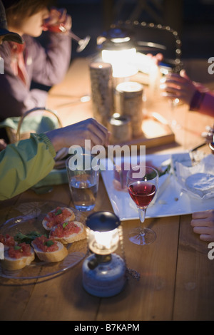 Gruppe von Jugendlichen sind in der Nacht chatten auf Campingplatz Stockfoto