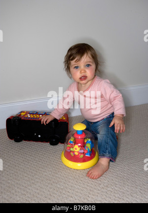 Ein kleines Mädchen spielt mit ihrem Spielzeug Stockfoto