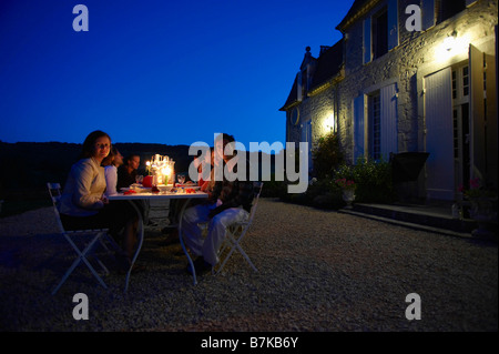 Abendessen im Freien mit Freunden Stockfoto