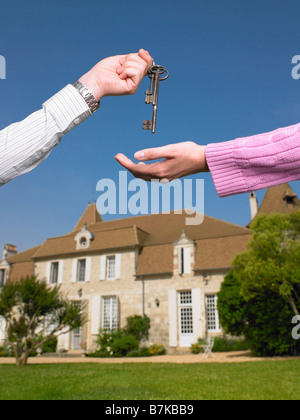Frau, Schlüsselübergabe, Landhaus Stockfoto