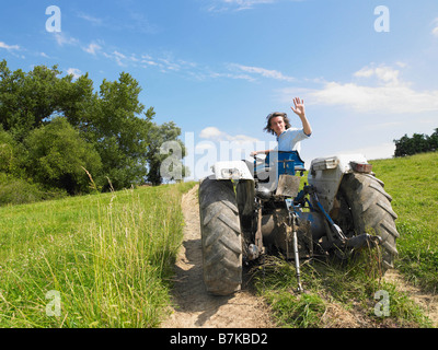 Mann treibende Traktor im Feld Stockfoto
