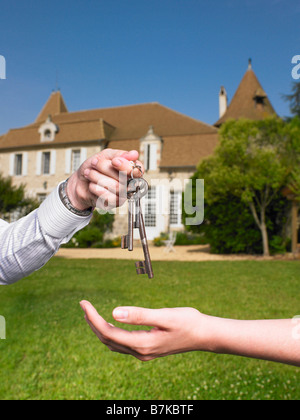 Frau, Schlüsselübergabe, Landhaus Stockfoto