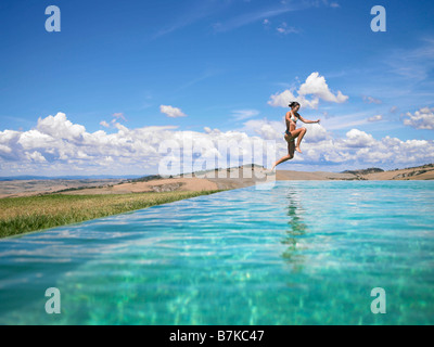 Frau im Schwimmbad springen Stockfoto