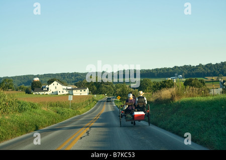 Amisches paar im jeweiligen Lancaster in Pennsylvania Stockfoto