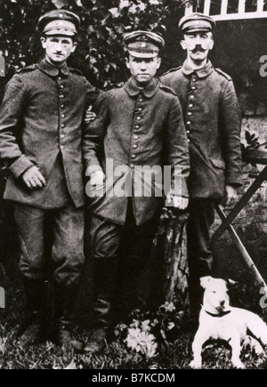 ADOLF HITLER auf der rechten Seite als Soldat in der 16. Bayerischen Reserve-Regiment während WW1 Stockfoto