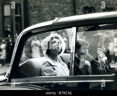 Königin ELIZABETH II. mit ihrem Sohn Prinz Charles über 1960 Stockfoto