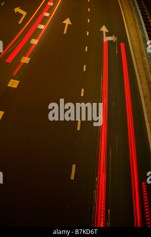 Straße-Autobahn-Straße in der Nacht mit Autoscheinwerfer Stockfoto