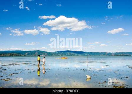 Kinder spielen in den flachen Gewässern des Lago Trasimeno in Umbrien Italien Stockfoto