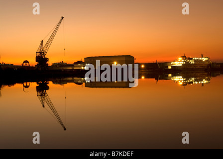 Sonnenuntergang über Docklands mit Kran Stockfoto
