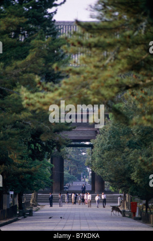 Kansai Kinki Region Straßenszene Zeichen Verkehr Menschen gegenüber Kiyomizu-Tempel auf Hügel Kyoto-Insel HONSHU, JAPAN Stockfoto