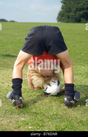 Junge mit Rugby-ball Stockfoto