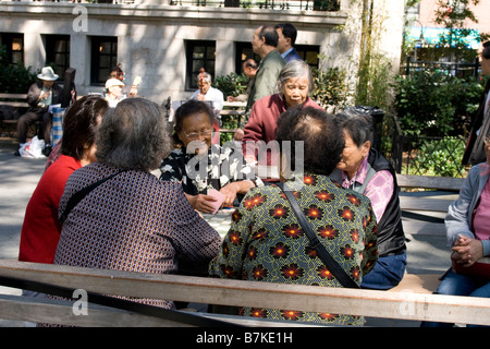 Ältere chinesische Frauen Spielkarten im Park in Chinatown New york Stockfoto