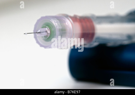 Insulin-Injektion-Pen mit einem Tropfen Insulin am Ende der Nadel Stockfoto