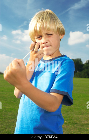 Junge mit conker Stockfoto