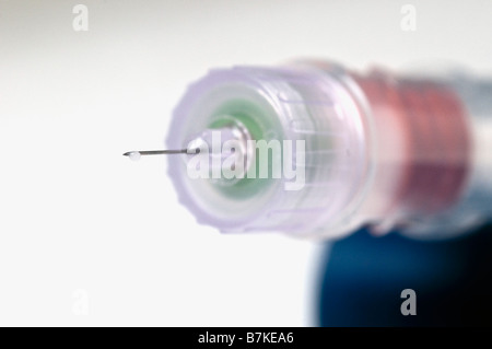 Insulin-Injektion-Pen mit einem Tropfen Insulin am Ende der Nadel Stockfoto