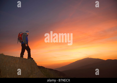 Wanderer, Blick auf den Sonnenaufgang. Stockfoto