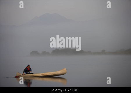 Kajakfahren im Morgennebel. Stockfoto