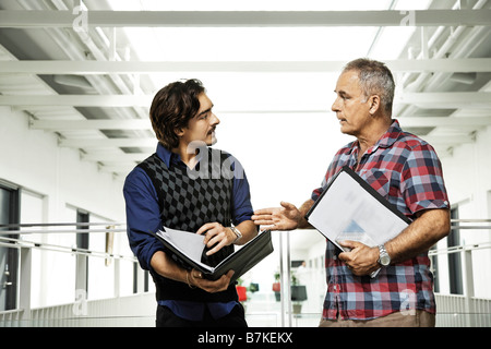 Zwei Männer, die einem Geschäftsgespräch Stockfoto