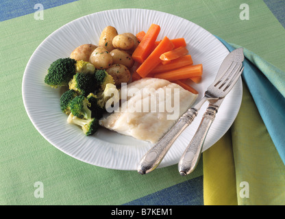 Kabeljau mit Kartoffeln Brokkoli und Karotten Stockfoto