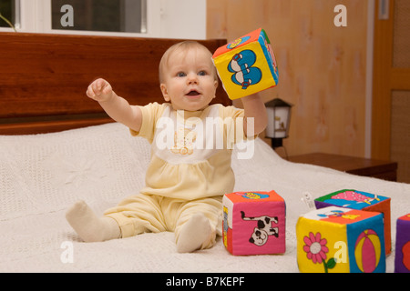 Acht Monate altes Baby mit Würfel Stockfoto