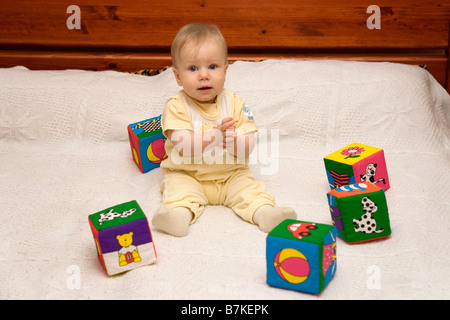 Acht Monate altes Baby mit Würfel Stockfoto