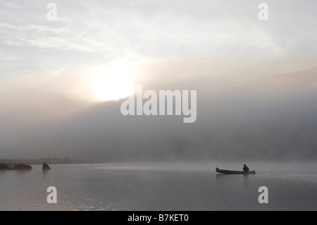 Kajakfahren im Morgennebel. Stockfoto