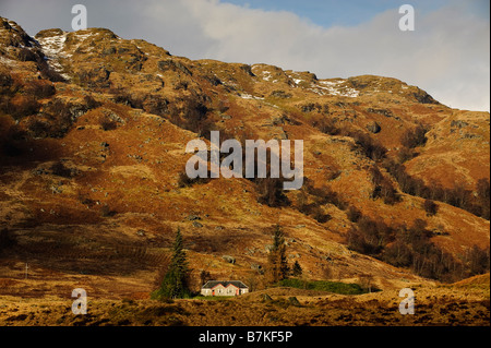 Ein Haus in den Hügeln in der Nähe von Schloss Arklet in die Trossachs. Stockfoto