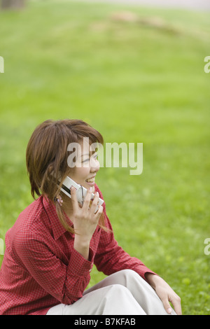 Frau im Gespräch auf ein Mobiltelefon Stockfoto