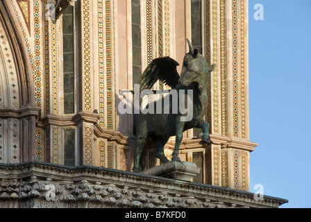 Skulptur des Ochsen, Vertretung der Evangelist Lukas auf der Fassade der Kathedrale Orvieto in Umbrien Stockfoto