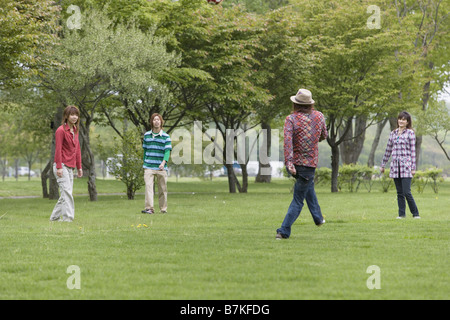 Gruppe von Jugendlichen spielen auf Campingplatz Stockfoto