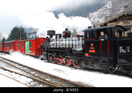 Zillertalbahn antiken Dampfeisenbahn mit Lok Motor in Mayrhofen Zillertal Tirol Österreich Stockfoto