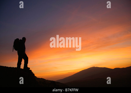 Wanderer, Blick auf den Sonnenaufgang. Stockfoto