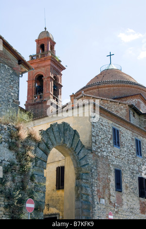 Turm der St. Mary Magdalene-Kirche und Porto Fiorentino in der Stadt von Castiglione del Lago am Ufer des Lago Trasimeno Stockfoto