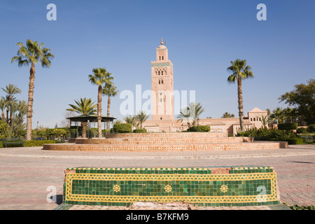 Marrakesch Marokko Nordafrika Ansicht der Koutoubia-Moschee mit hohen Minarett von Gärten in der Stadt Medina Stockfoto