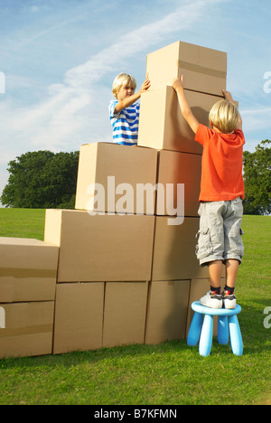 jungen, die Box auf Schritte setzen Stockfoto