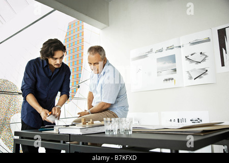 Architekten, die an einem Projekt arbeiten Stockfoto