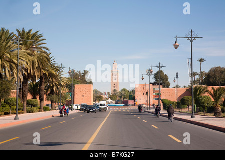 Marrakesch Marokko Nordafrika Avenue De La Menara, Bab Jdid Eingang Tor in Medina Wände mit Koutoubia-Moschee Stockfoto