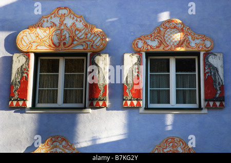 Gemalte Dekorationen rund um Fenster des österreichischen Hauses Zillertal Tirol Österreich Stockfoto