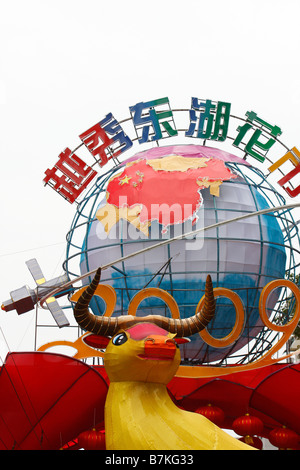 Eingang zum 2009 Blumenmarkt Lunar New Year Celebration Propaganda über China wachsenden Wirtschaft umfasst das Raumfahrtprogramm Stockfoto