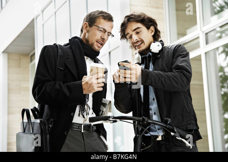 Männer neben Fahrrad, Kaffeepause Stockfoto