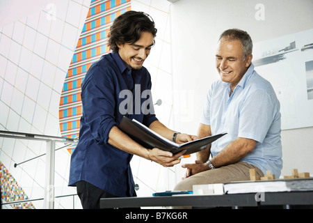 Architekten, die an einem Projekt arbeiten lächelnd Stockfoto