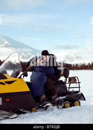 Mutter und Baby mit Motorschlitten Stockfoto