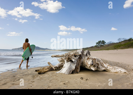 Surfer zu Fuß auf der Küste von Playa Grande in Costa Rica. Stockfoto