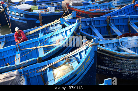 ein einheimischer Fischer arbeitet auf seinem Boot im Hafen Marokko essaouira Stockfoto